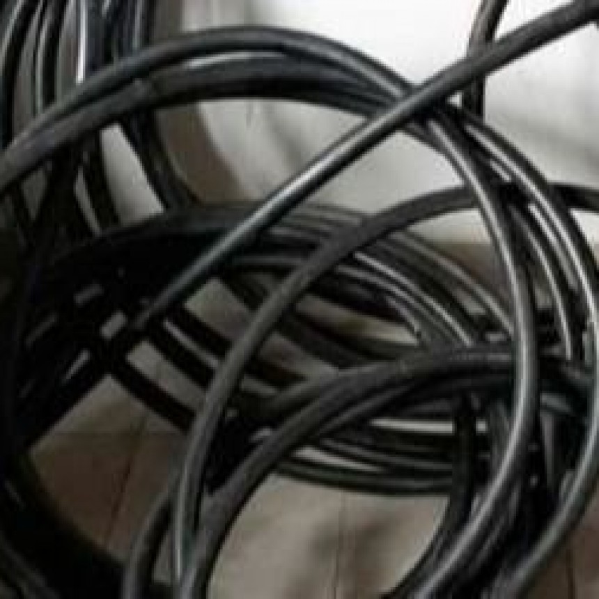 Se llevaron el cableado de las canchas de tenis del club Los Andes