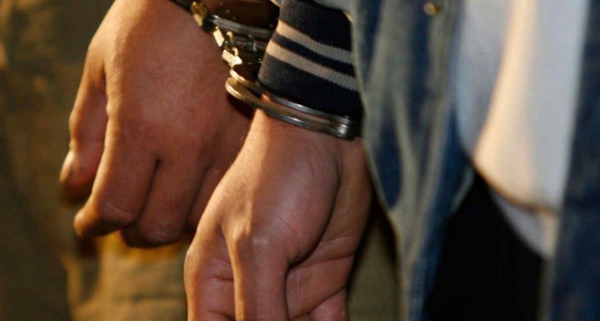 Allanamientos y cinco aprehendidos por tenencia de drogas