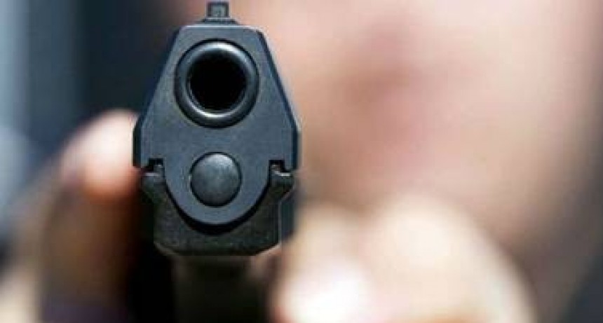 Un chofer de remis fue reducido por asaltantes armados y logró escapar