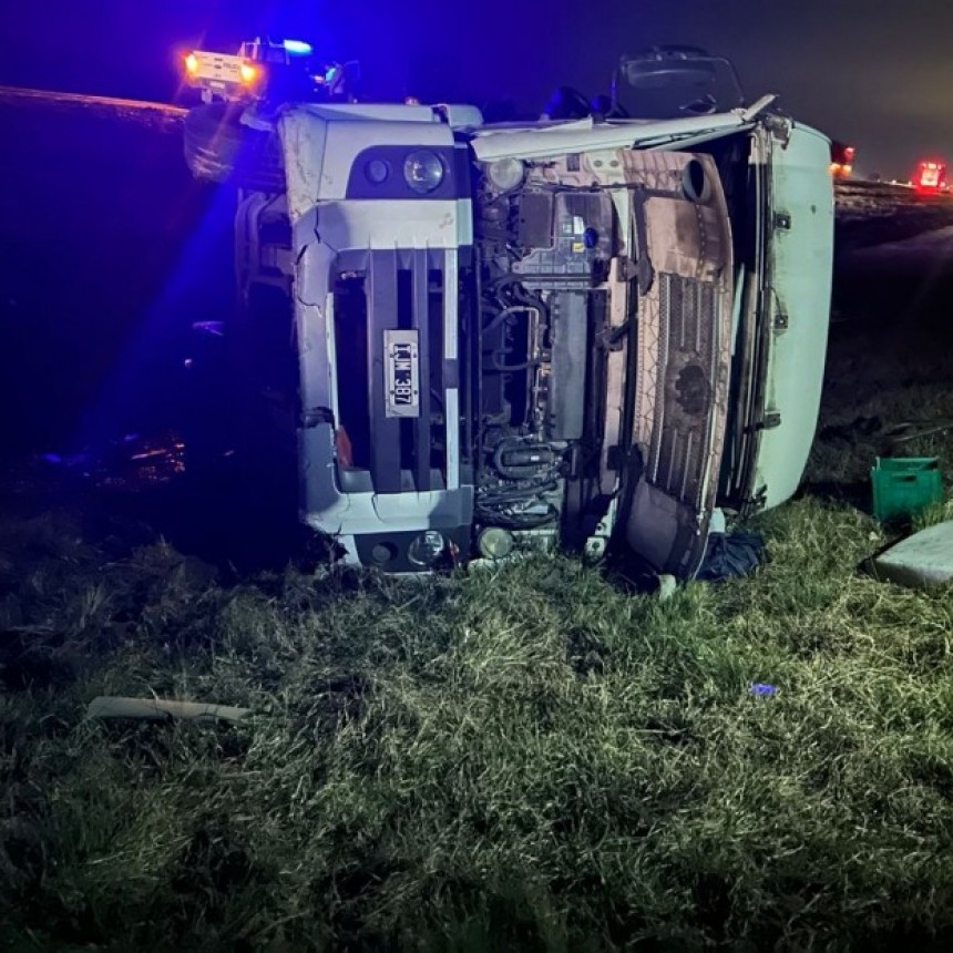 Tragedia: Volcó un camión cisterna en la RN9 y murió el conductor