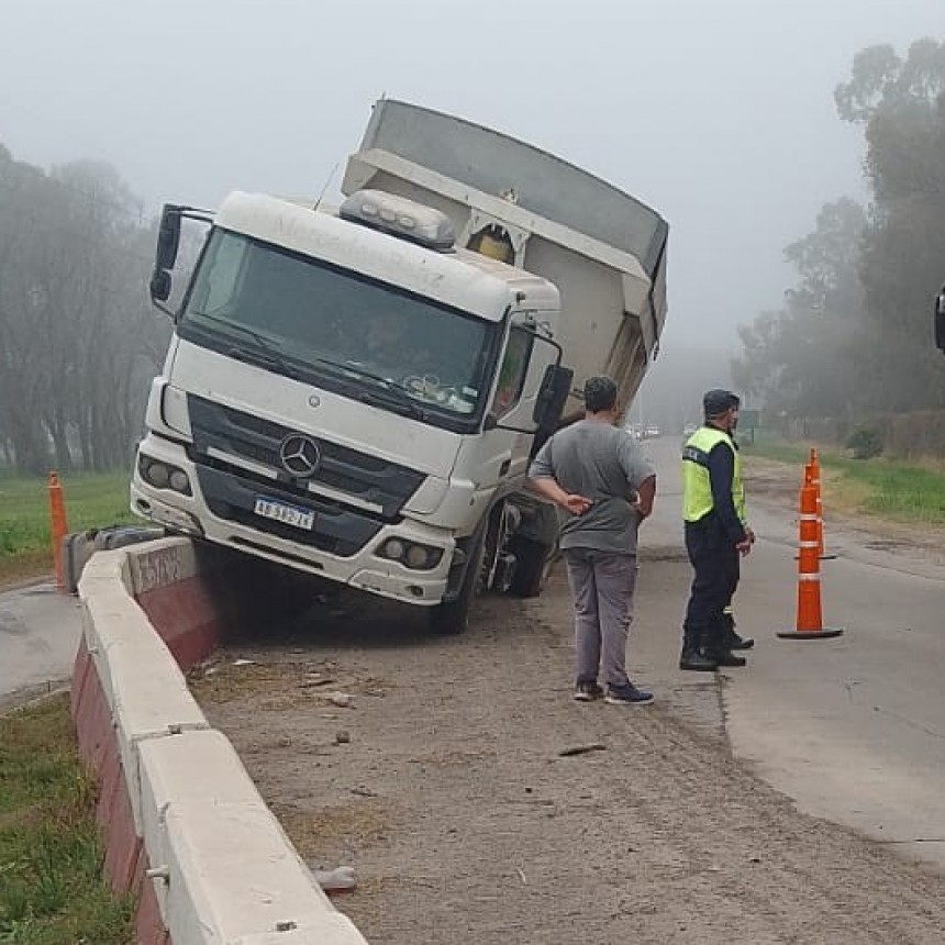 Accidente sin lesionados en el Parque Comirsa: un camión perdió el control y obstruyó la calzada
