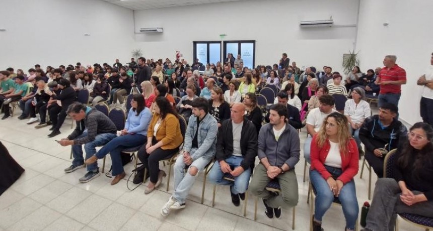 Ramallo recibe libros del programa “Identidades Bonaerenses” en un acto por la educación