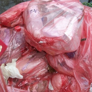 Encuentran un contenedor con residuos patológicos