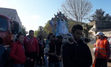 Los peregrinos pasaron caminando rumbo a Luján