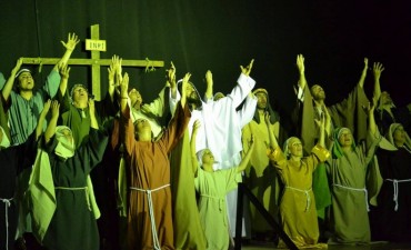 Un auditorio repleto aplaudió de pie la obra del padre Mariano Díaz