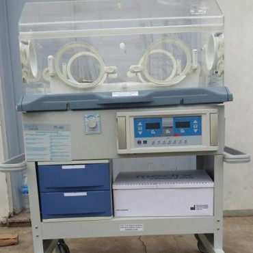 La cooperadora donó una incubadora de terapia intensiva