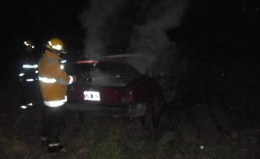 Se incendió un auto en el camino de la costa