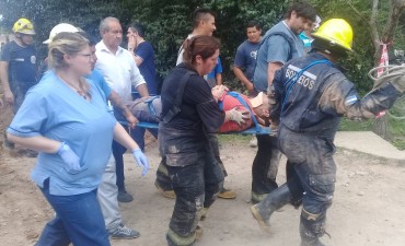 Bomberos rescatan un hombre sepultado por un desmoronamiento de tierra 
