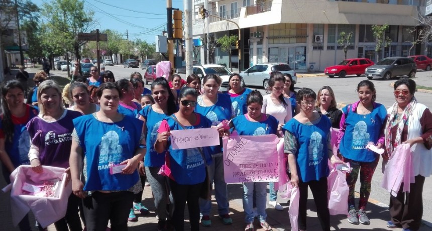 El Frente de Mujeres del Movimiento Evita recorrió la Avenida San Martín colocando cintas rosas