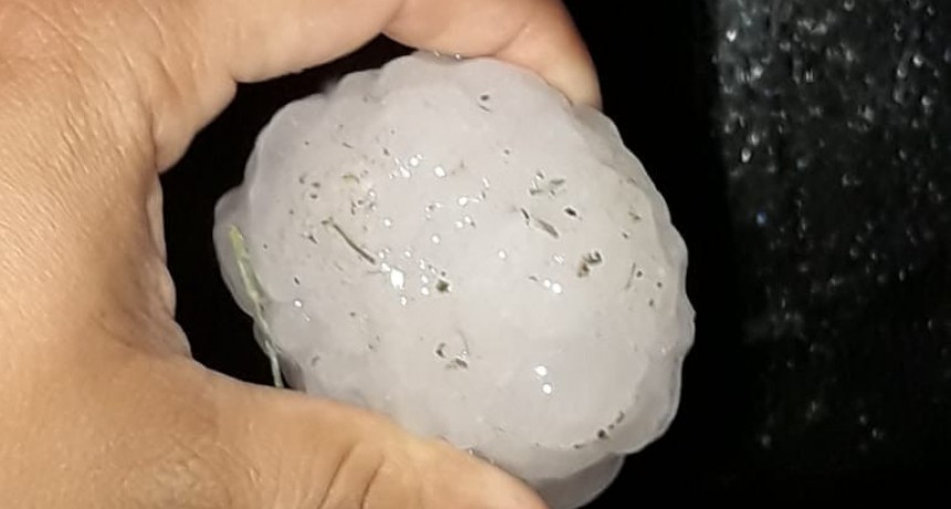 El granizo provocó daños en algunos vehículos