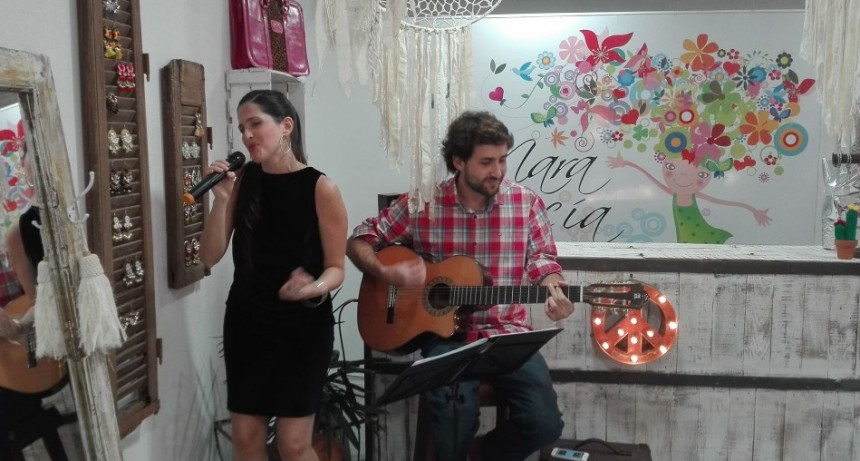 Luz y Alfre se presentan en el Solar