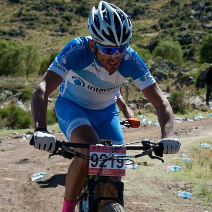 Embisten un ciclista en la Ruta 1001