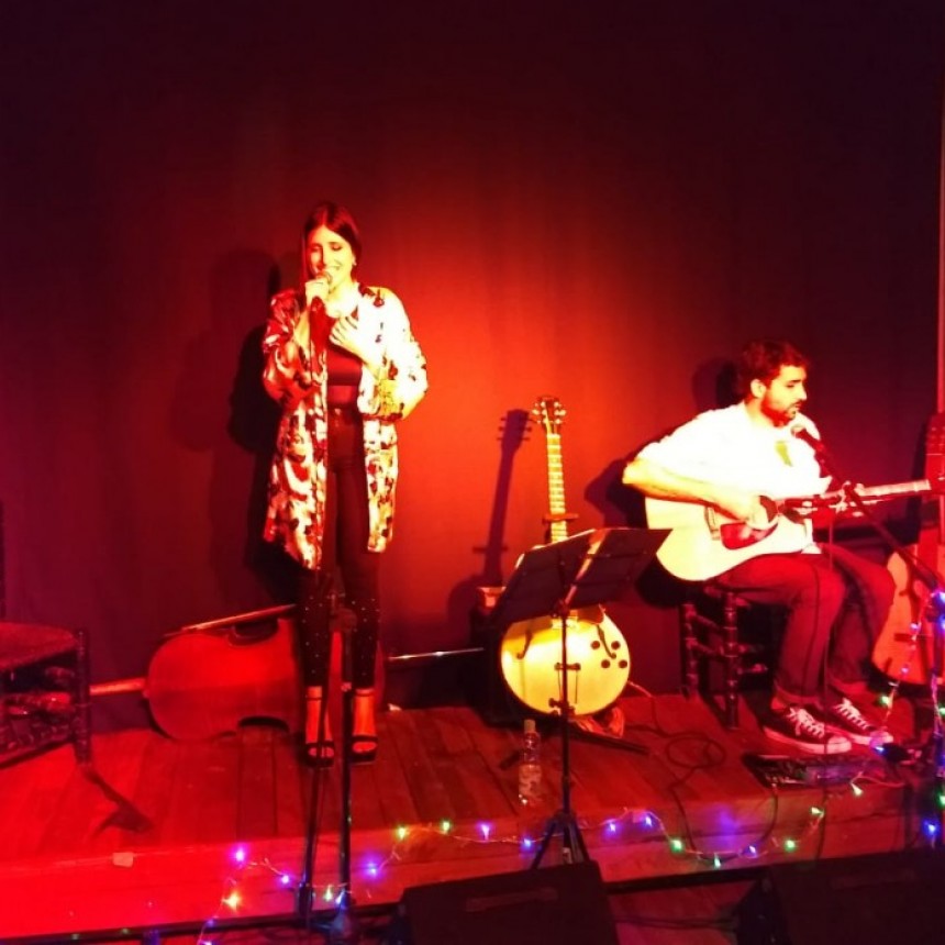 El dúo Ike Kala presentó sus temas en la sala Teatro Ramallo