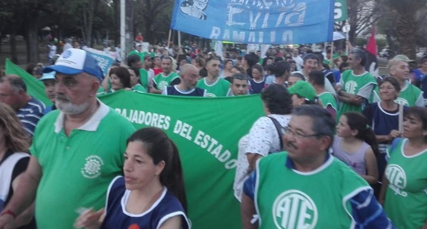 Multitudinaria marcha por las calles de Ramallo en defensa del trabajo en la región. 
