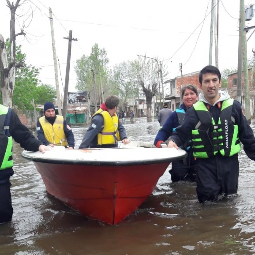Bomberos Voluntarios ayudó a familias que se inundaron en La Matanza