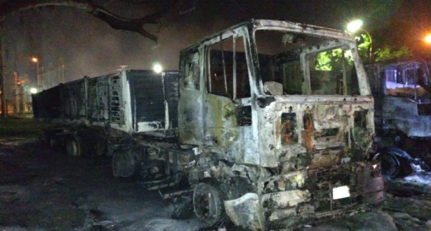 Se incendiaron cuatro camiones