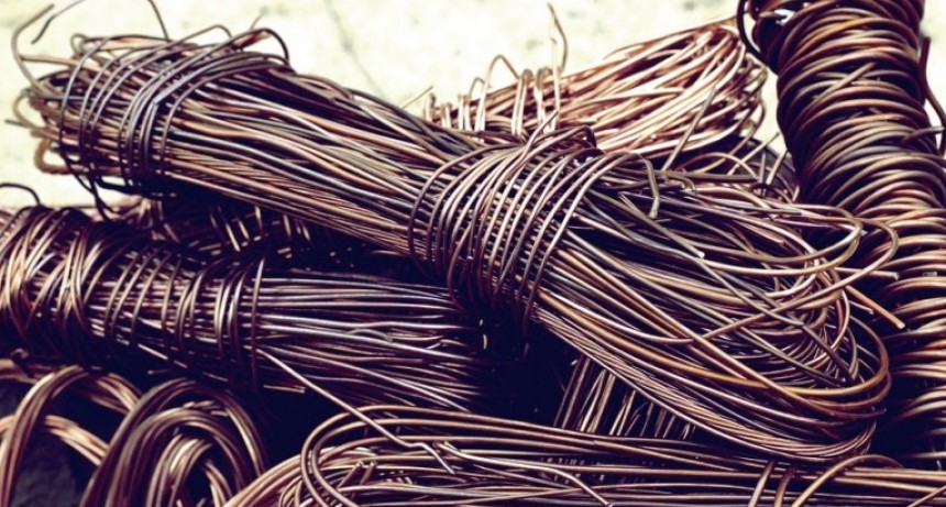 Un aprehendido por robo de cables, incautan plantas de marihuana y sustraen una moto