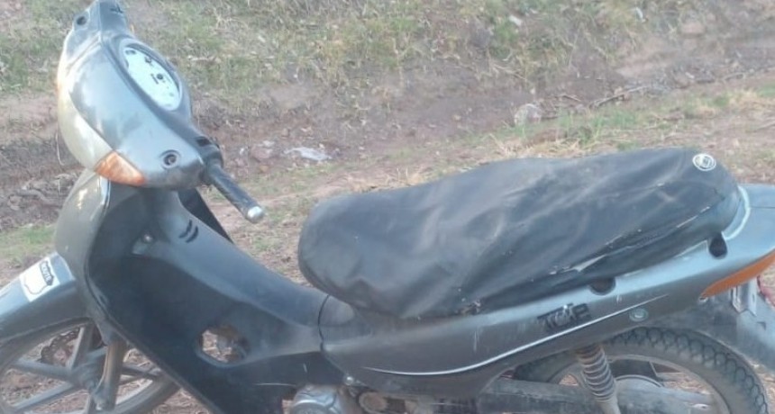 Perdieron el control de la moto y cayeron sobre el asfalto