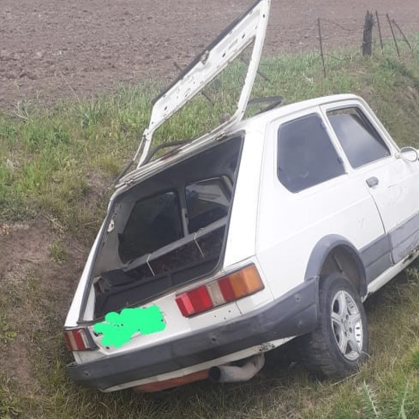 Despiste de una joven en auto y caída de un hombre en moto