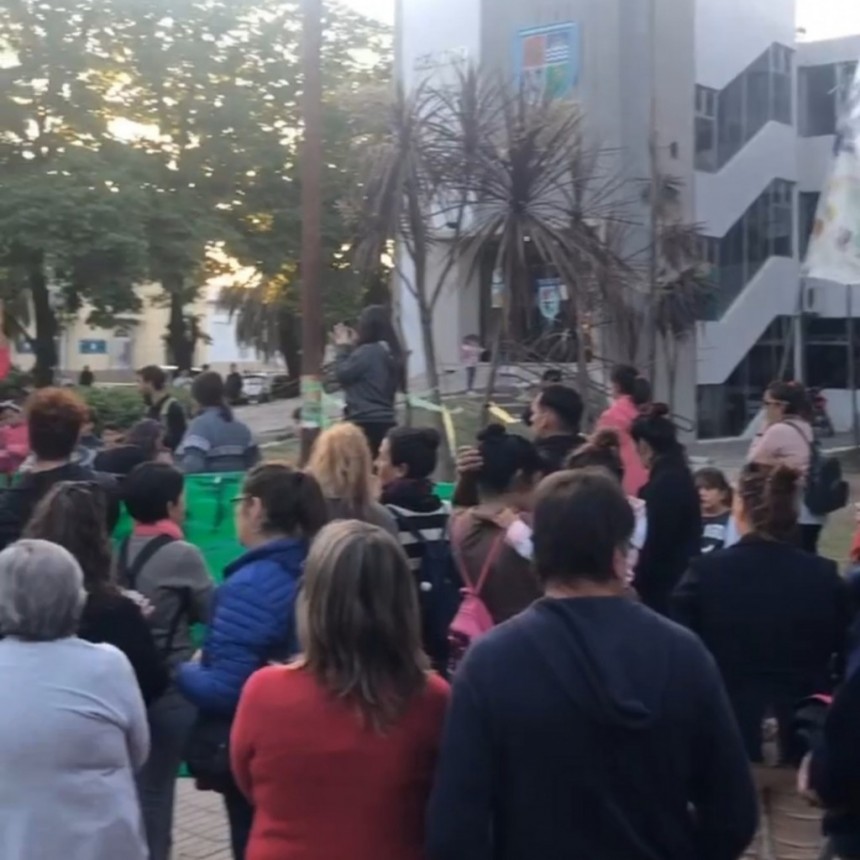 Una protesta que comenzó en la Municipalidad, terminó en la casa del Intendente
