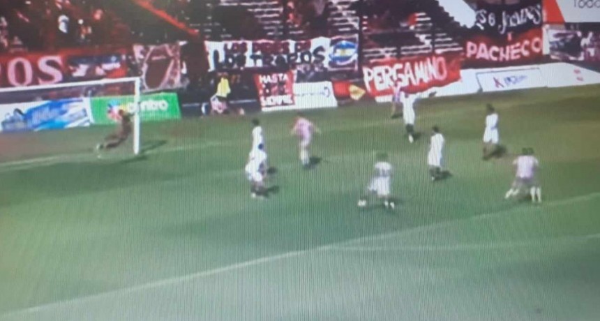 Defensores perdió con Douglas y quedó solo en el último puesto