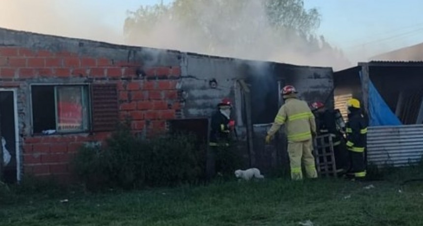 Incendio en una vivienda de Pérez Millán: rápida acción de bomberos evitó una tragedia