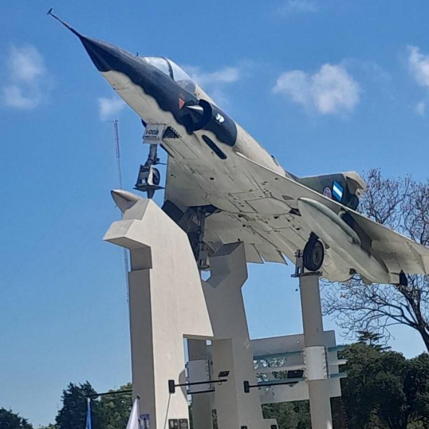 Emoción y reconocimiento en el aniversario del monumento a la Fuerza Aérea Sur