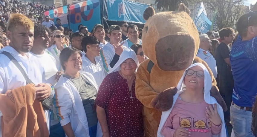 El carpincho conquistó Mar del Plata: la mascota que une, alegra y representa
