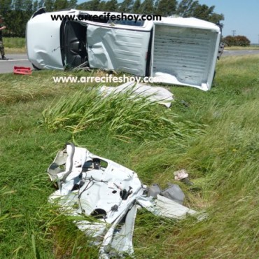 Se desprende un Tráiler con un auto de carrera, choca una camioneta y muere una persona