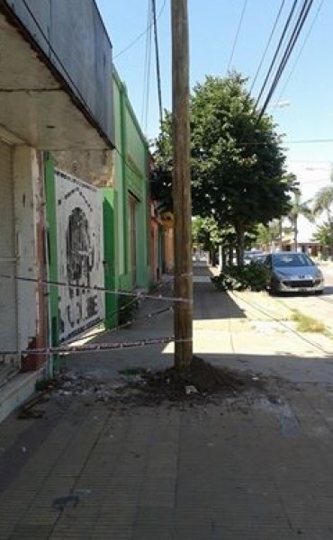 Un poste de luz en medio de la vereda