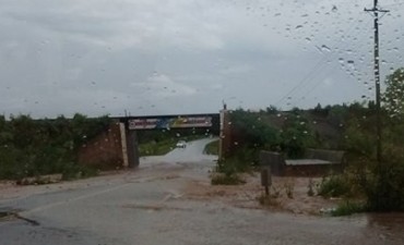 Las intensas lluvias provocaron la evacuación de dos familias en barrio Triángulo