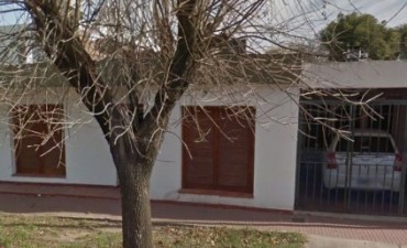 Tres ladrones maniataron a una persona en su casa