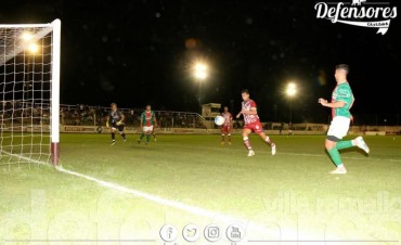 Defensores goleó 4 a 1  a Agropecuario y lo bajo de la punta