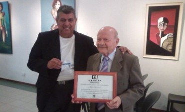 Distinguen al periodista Miguel Villalba