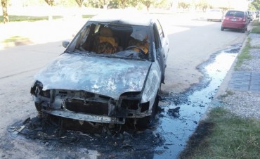 Se incendio un vehículo en Villa Ramallo