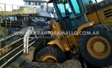 Se hundió una pala mecanica en el puerto