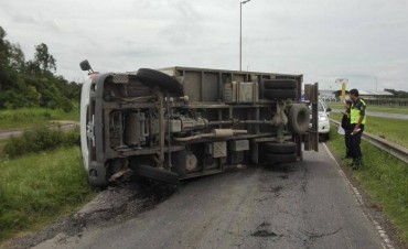 Impresionante vuelco en el acceso a ruta 51