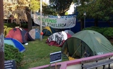 Continúa el acampe frente al municipio