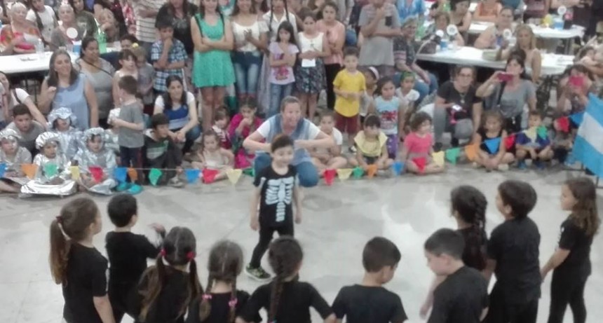 EES 5 de Villa General Savio: La fiesta de la colectividad Argentina convocó a una multitud