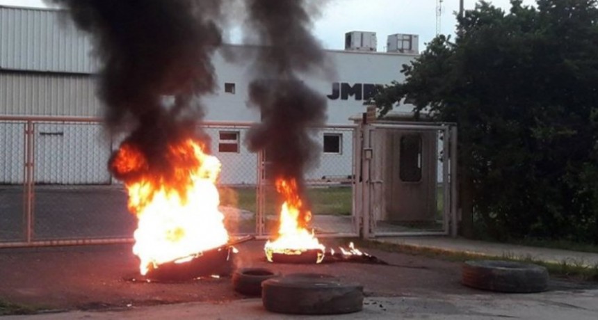 Protesta de trabajadores por falta de pago de sueldos en una empresa del parque Comirsa