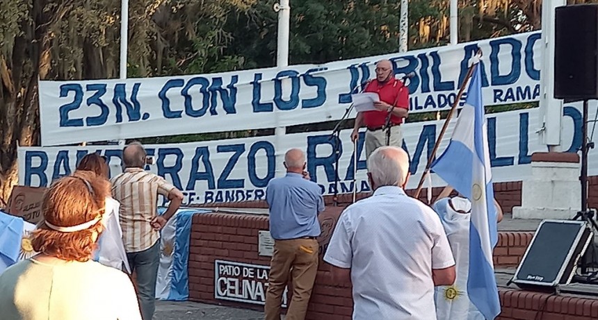 Un grupo de Jubilados y Pensionados protestaron en la plaza 