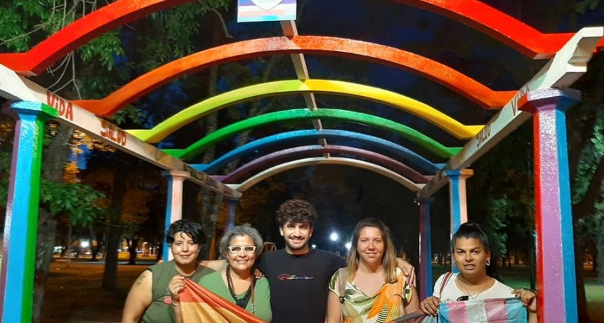 El viernes por la tarde, la Mesa de la Diversidad de Ramallo estuvo en la Plaza José María Bustos donde fue presentada la 