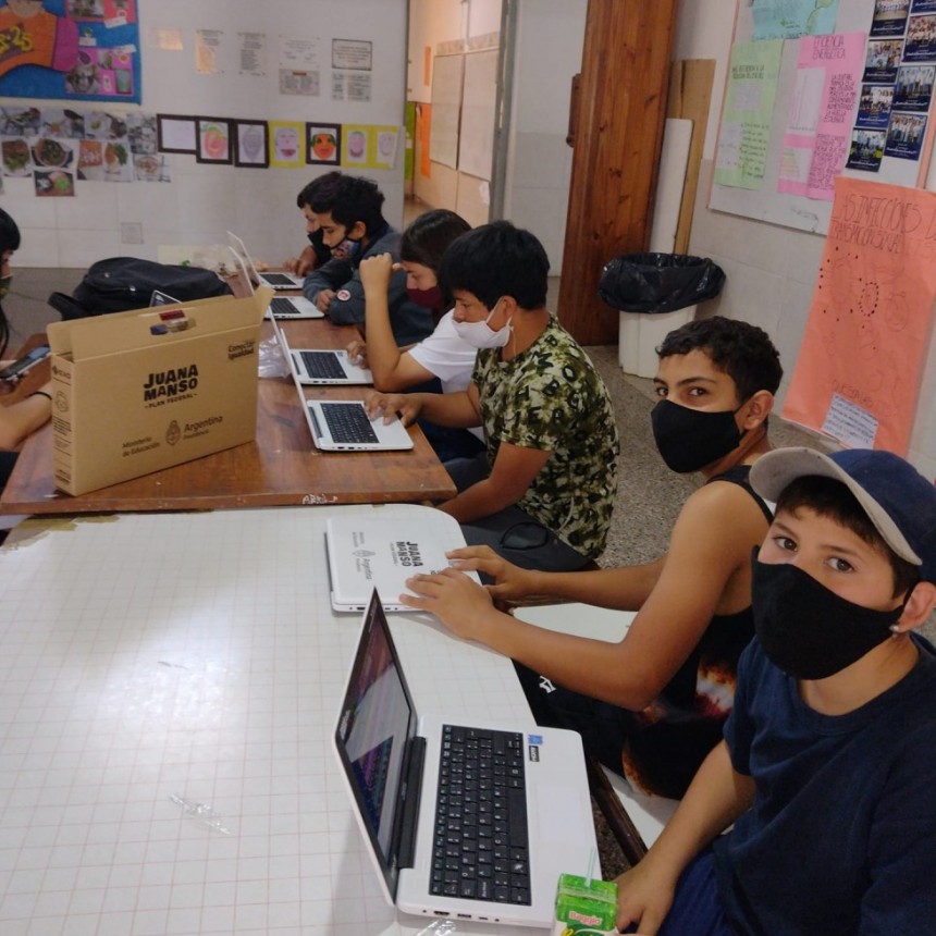 El gobierno nacional entregó computadoras en dos escuelas secundarias