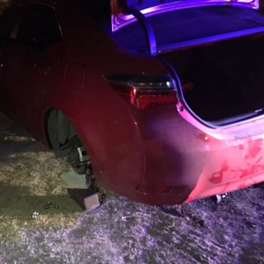 Estaba cenando en un restaurant y cuando salió le habían robado dos gomas del auto