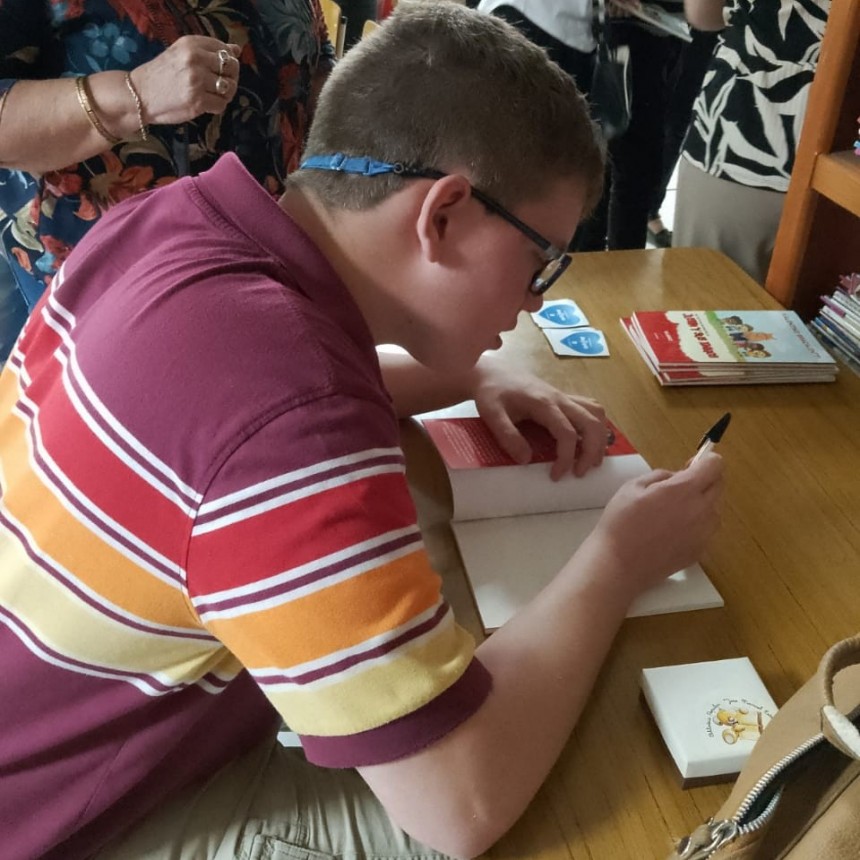 Valentino Bracalenti presentó su primer libro en la biblioteca popular 