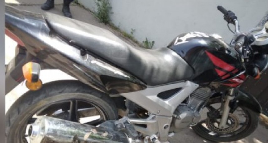 Detienen a un sujeto con una moto con numeración adulterada
