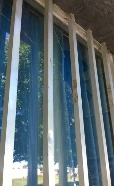 Villa General Savio: Una discusión terminó con los vidrios rotos en un local comercial