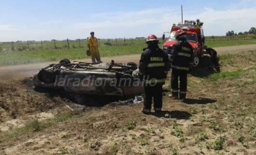 Un auto volcó y se incendió