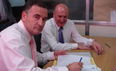 La foto del traspaso: Distendidos Poletti y Santalla, firmaron las actas de cambio de mando