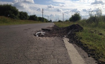 Vecinos alertan por pozos en los accesos a Villa Ramallo